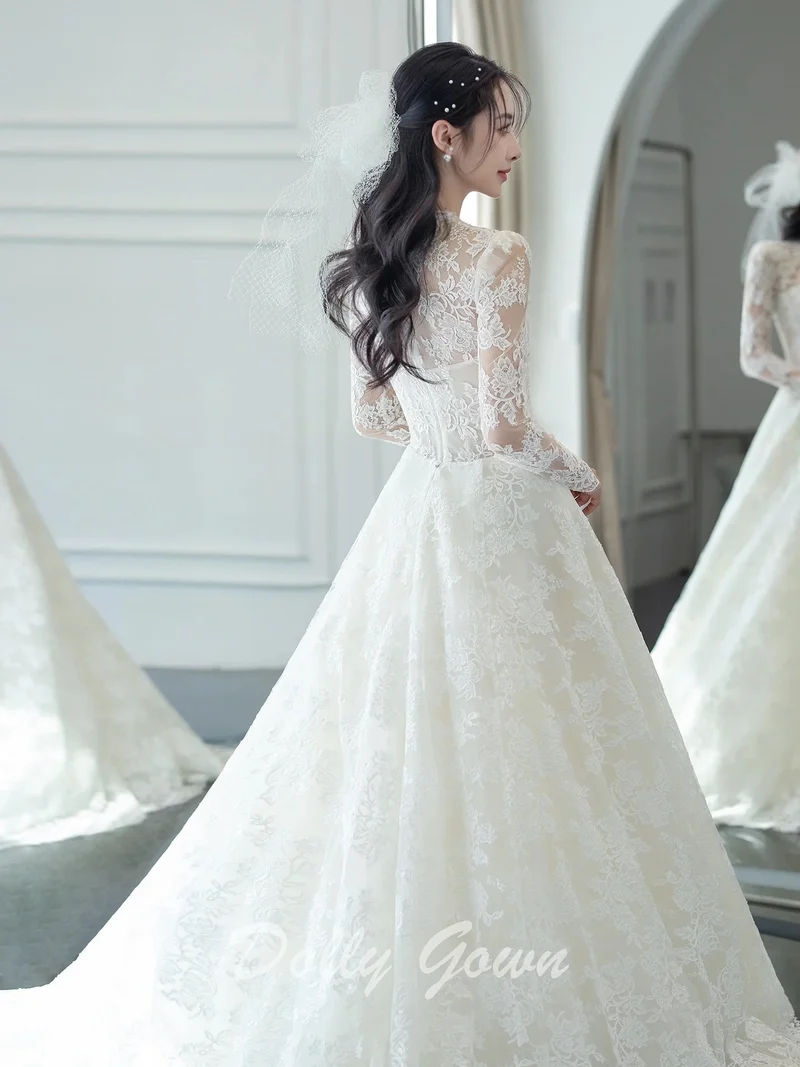 Robe de mariée trapèze en dentelle modeste à manches longues et col en V