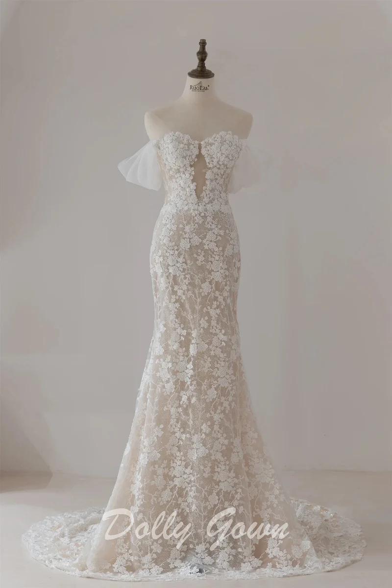 Robe de mariée sirène en dentelle florale, délicate et fluide, épaules dénudées, transparente