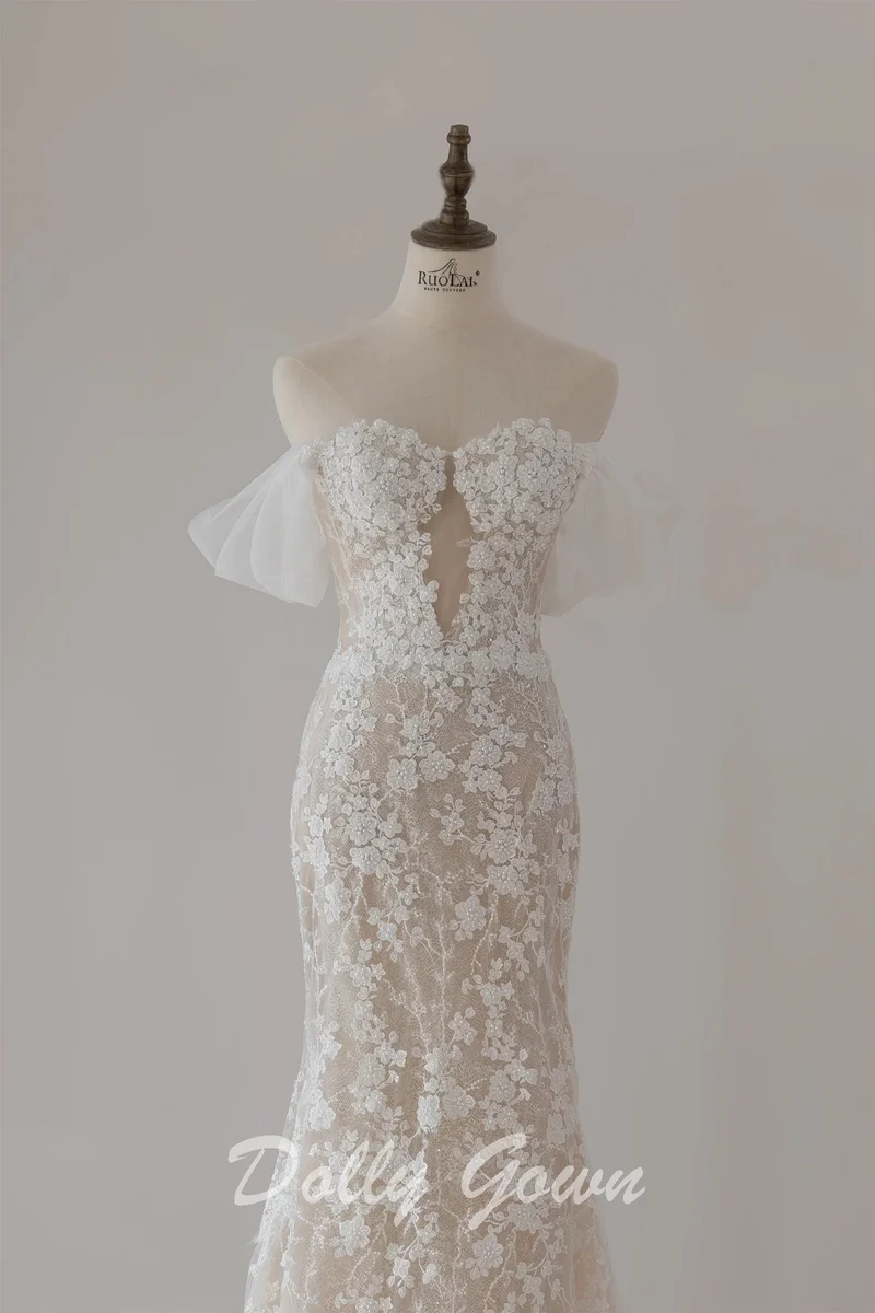 Robe de mariée sirène en dentelle florale, délicate et fluide, épaules dénudées, transparente