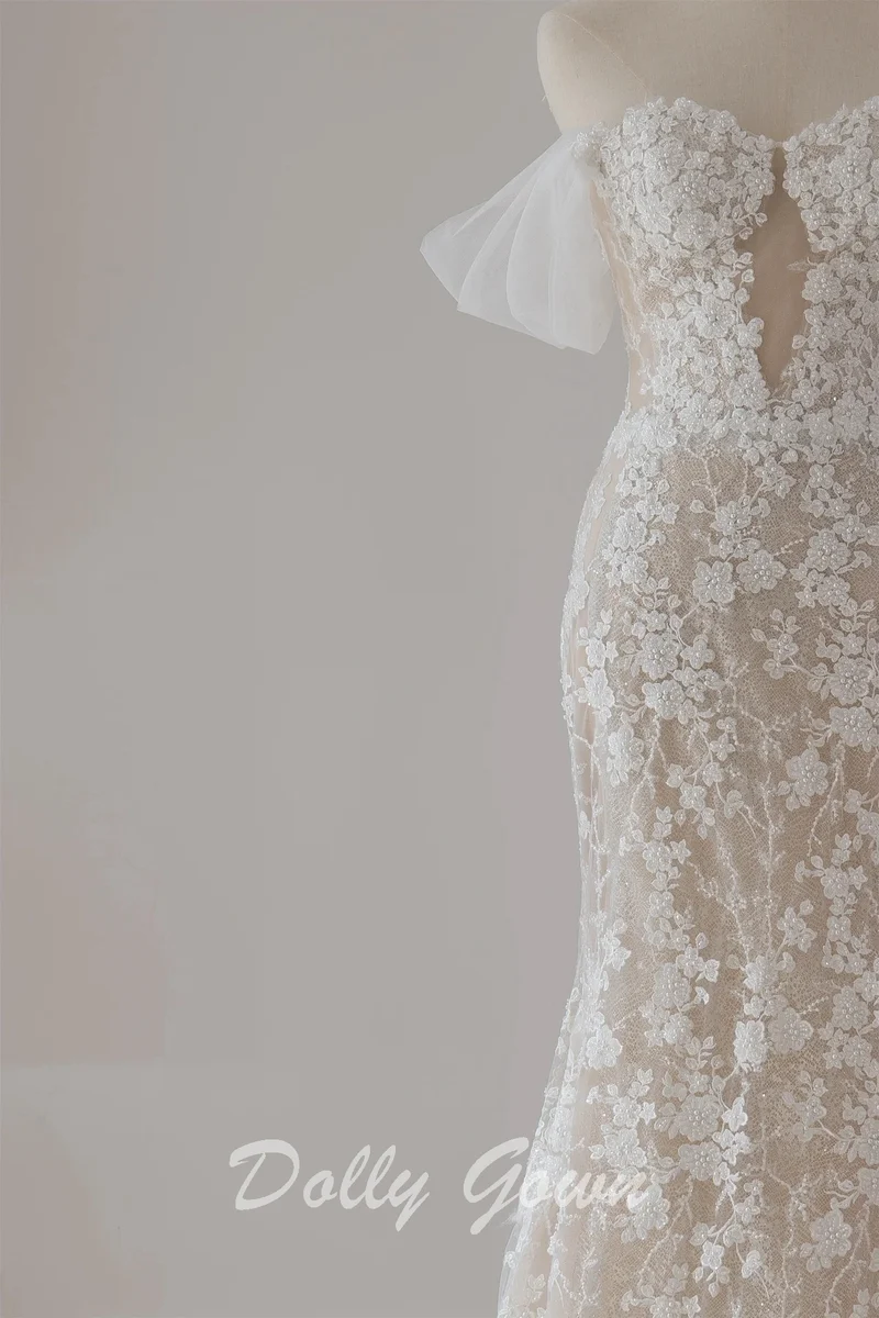 Robe de mariée sirène en dentelle florale, délicate et fluide, épaules dénudées, transparente