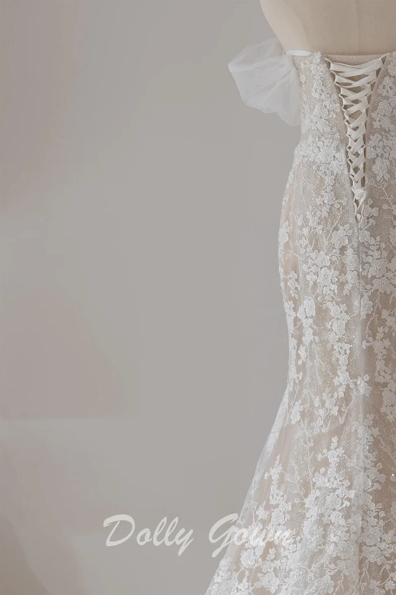 Robe de mariée sirène en dentelle florale, délicate et fluide, épaules dénudées, transparente