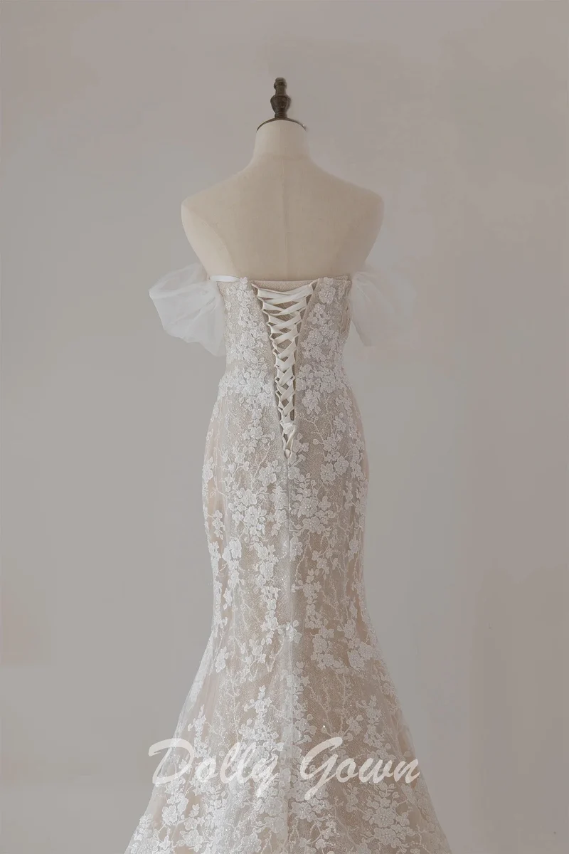 Robe de mariée sirène en dentelle florale, délicate et fluide, épaules dénudées, transparente