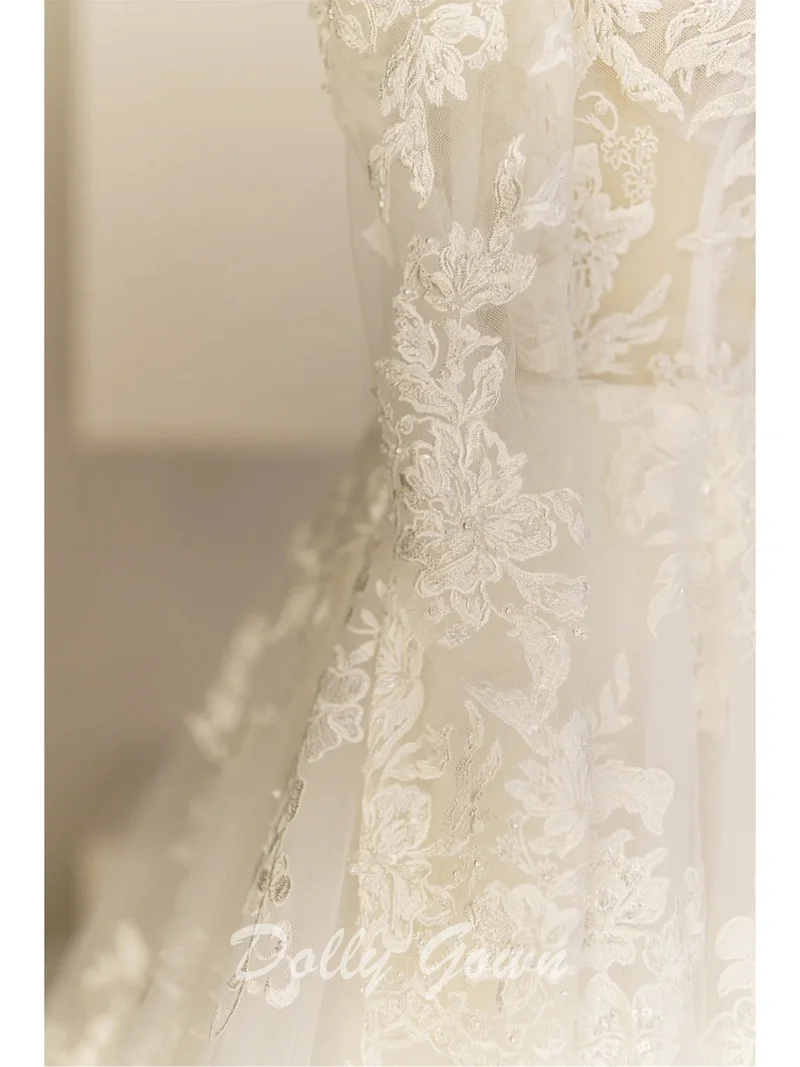 Robe de mariée trapèze en dentelle à épaules dénudées et transparente à manches longues