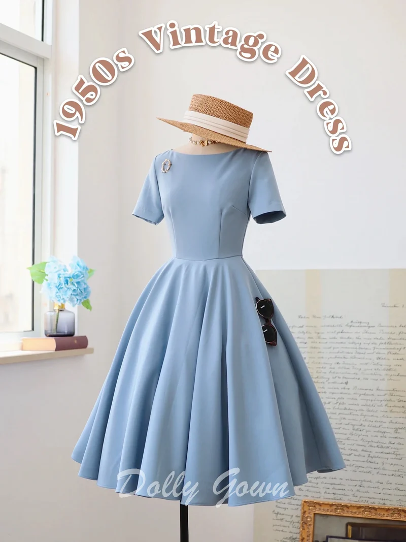 Robe de style vintage bleu clair des années 1950 avec manches courtes