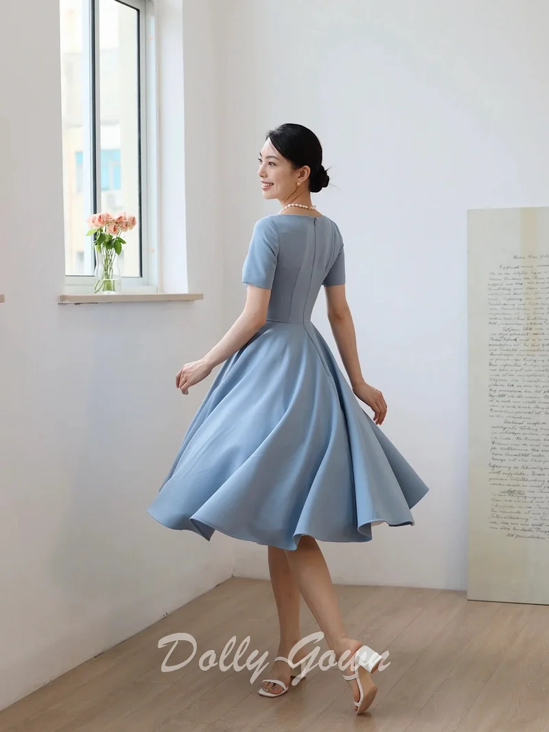 Robe de style vintage bleu clair des années 1950 avec manches courtes