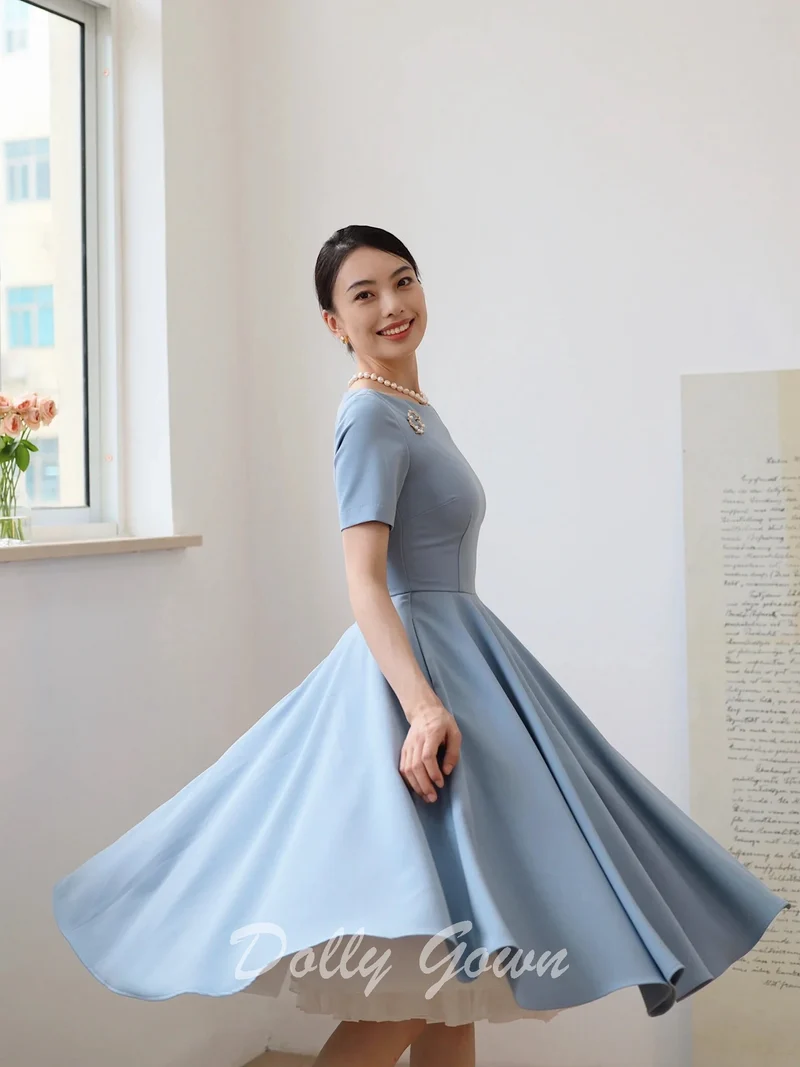Robe de style vintage bleu clair des années 1950 avec manches courtes