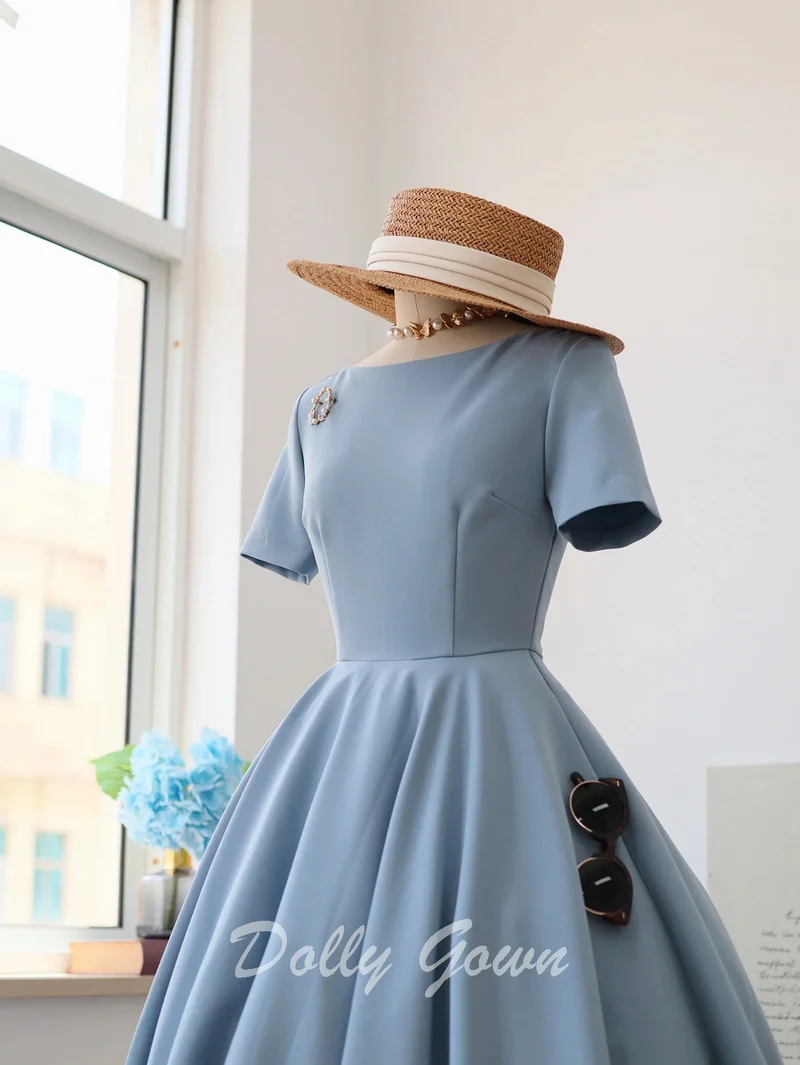 Robe de style vintage bleu clair des années 1950 avec manches courtes