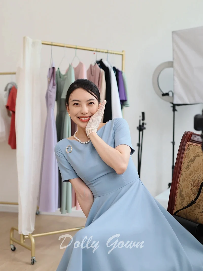 Robe de style vintage bleu clair des années 1950 avec manches courtes