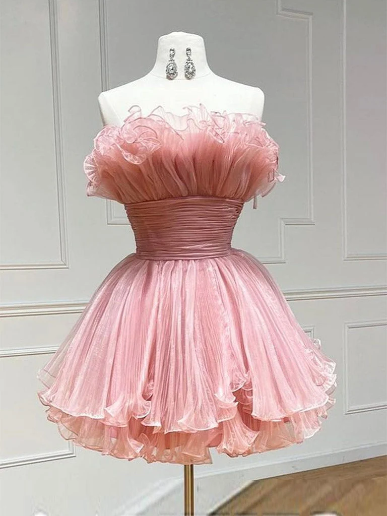 Jolie robe de soirée courte sans bretelles à col volanté
