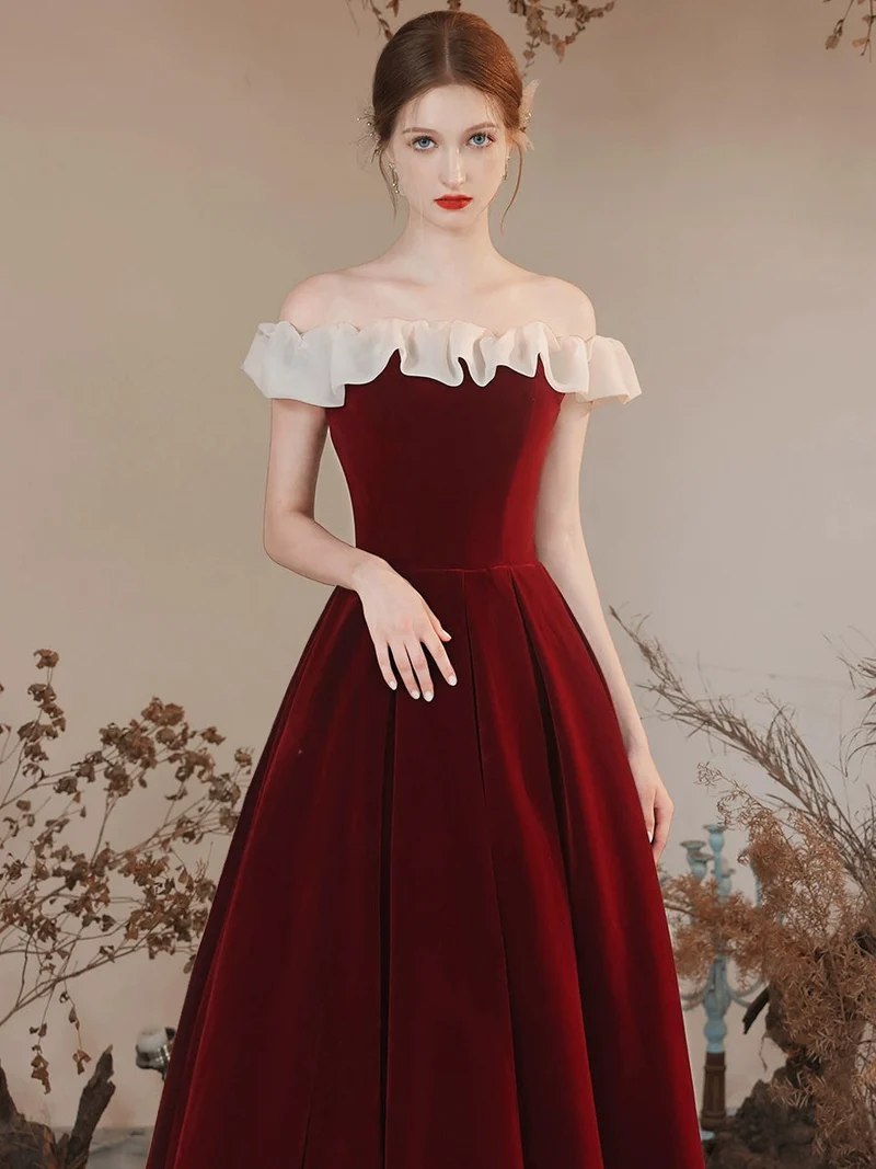 Robe de bal longue trapèze bordeaux à épaules dénudées