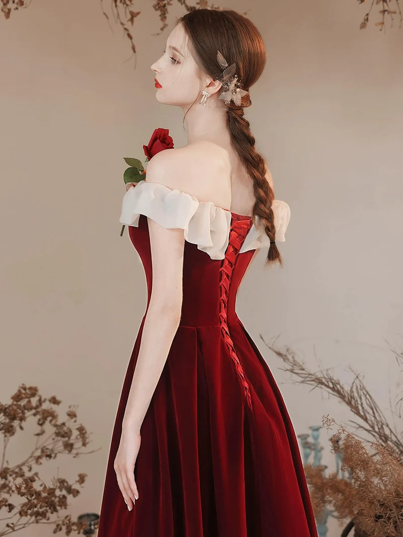 Robe de bal longue trapèze bordeaux à épaules dénudées