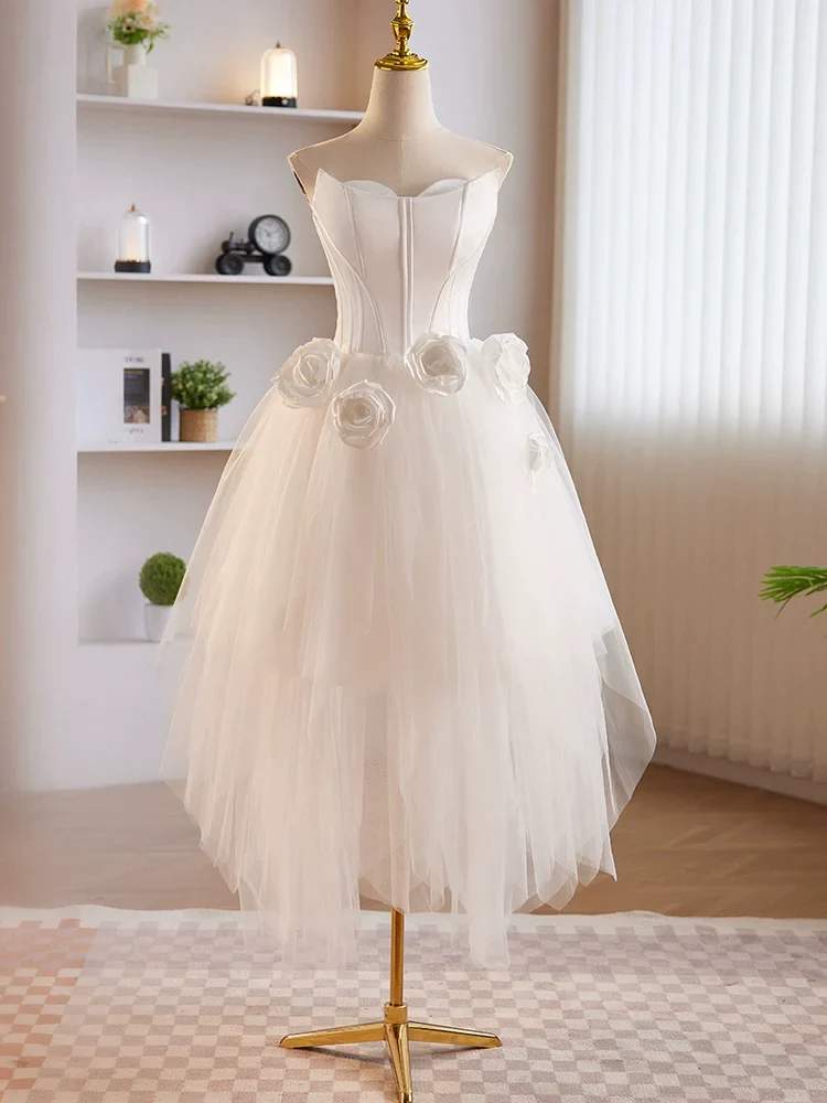 Robe de soirée blanche sans bretelles, haute et basse, ornée de fleurs