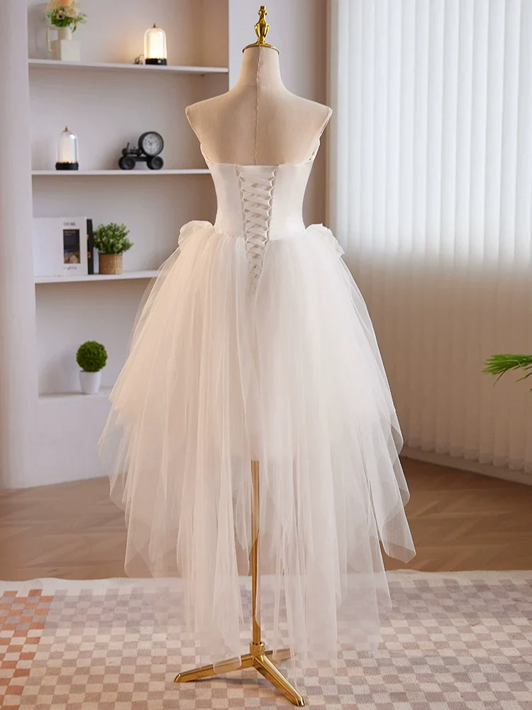 Robe de soirée blanche sans bretelles, haute et basse, ornée de fleurs