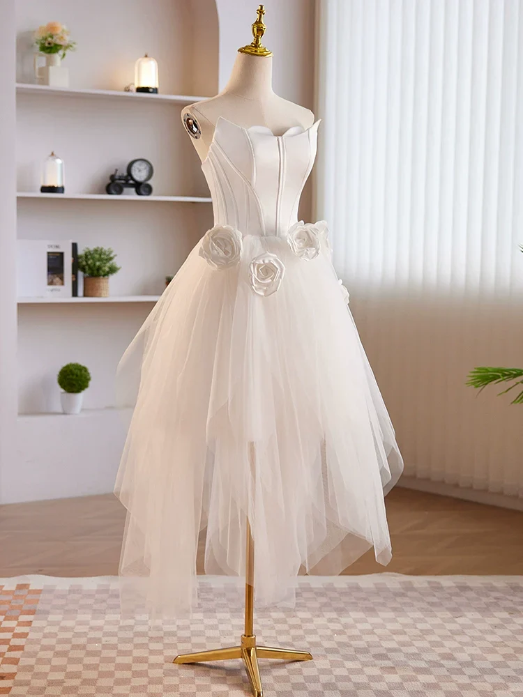 Robe de soirée blanche sans bretelles, haute et basse, ornée de fleurs