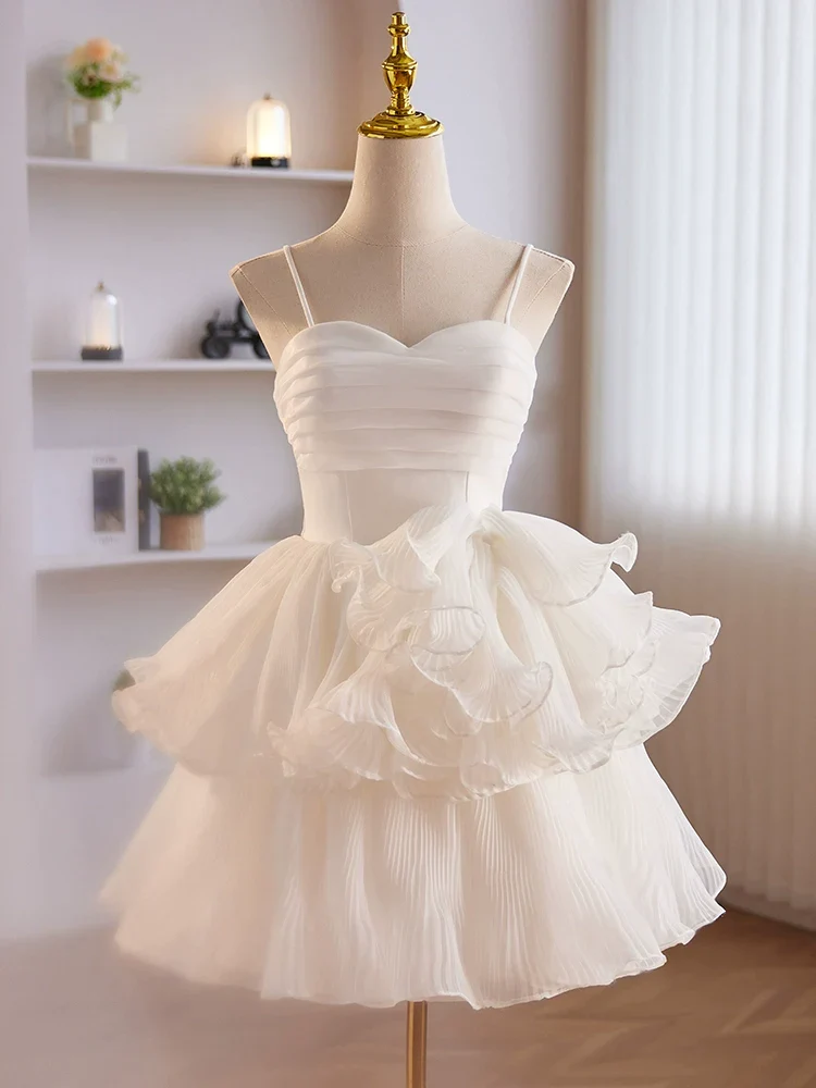 Adorable robe de soirée blanche courte à plusieurs niveaux en organza à bretelles spaghetti