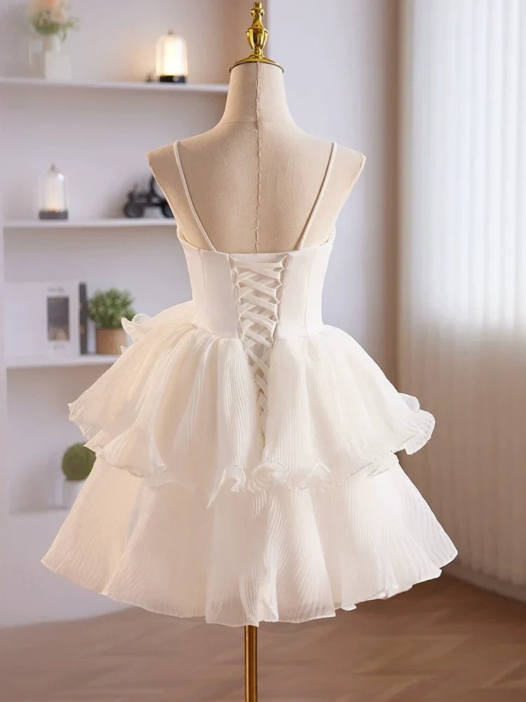 Adorable robe de soirée blanche courte à plusieurs niveaux en organza à bretelles spaghetti