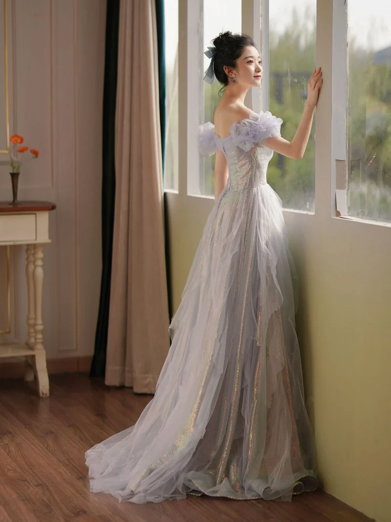 Robe de bal bohème en tulle à volants et paillettes lilas à épaules dénudées