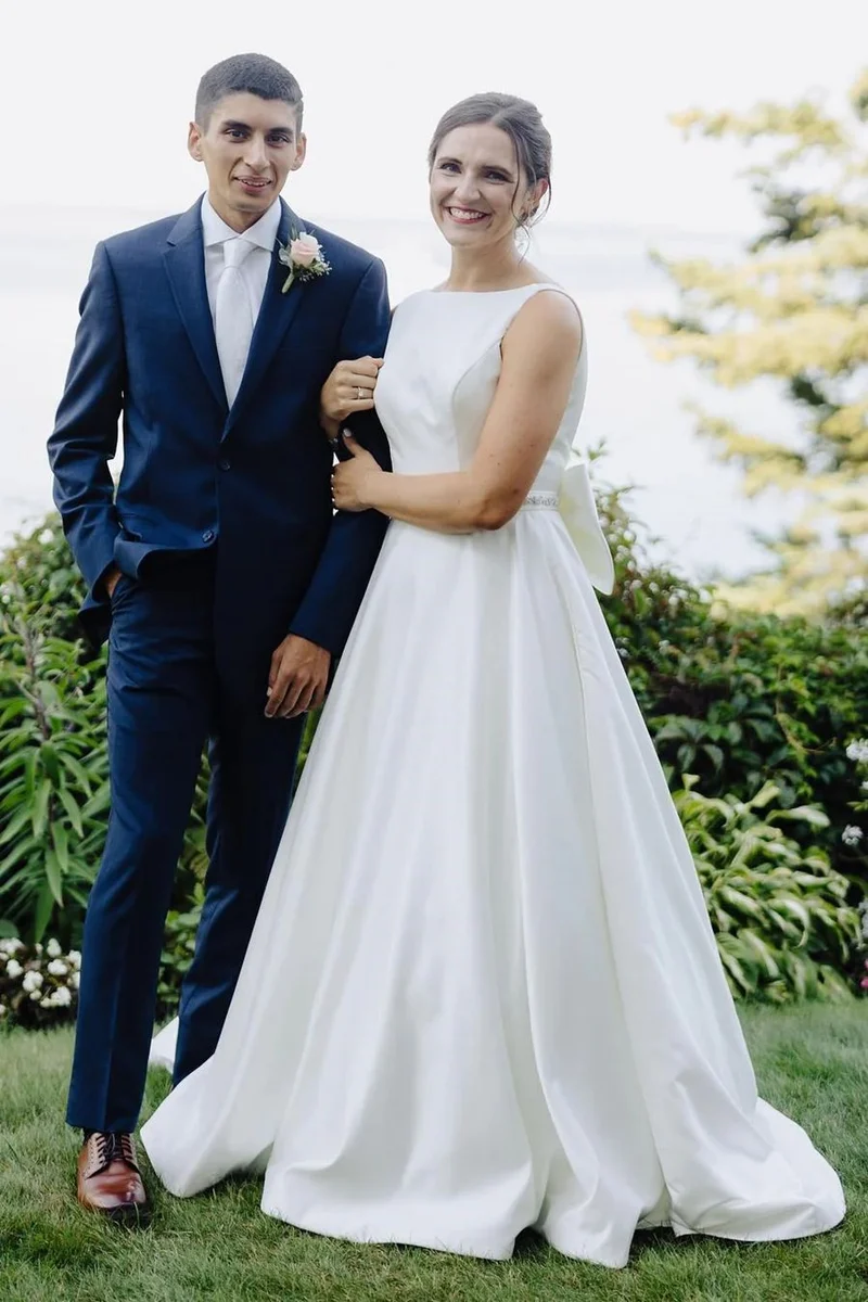 Robe de mariée simple en satin à col haut et dos bas
