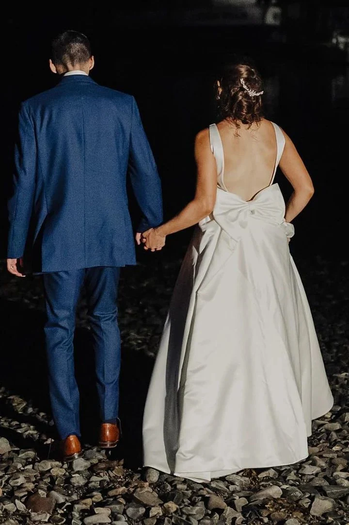 Robe de mariée simple en satin à col haut et dos bas