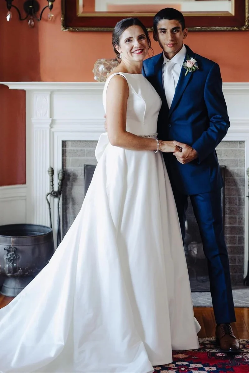Robe de mariée simple en satin à col haut et dos bas