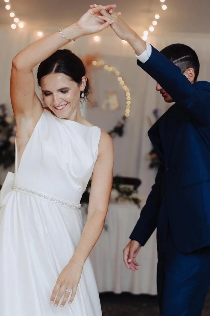 Robe de mariée simple en satin à col haut et dos bas