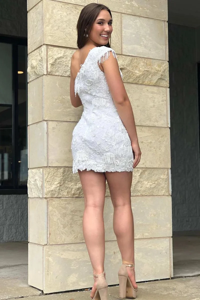 Robe de soirée en dentelle blanche à une épaule et à glands