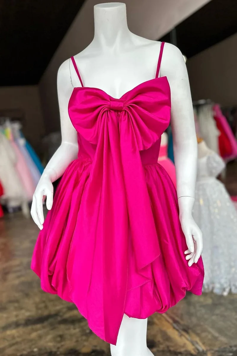 Jolie robe de soirée courte rose vif avec nœud sur le devant