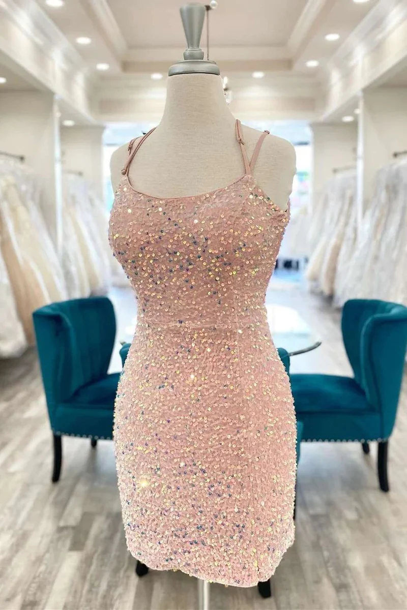 Robe de soirée courte et serrée à paillettes rose blush