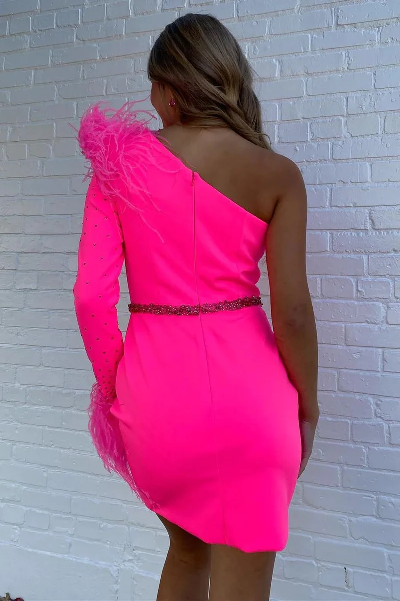 Robe de soirée ajustée à une épaule en plumes rose vif