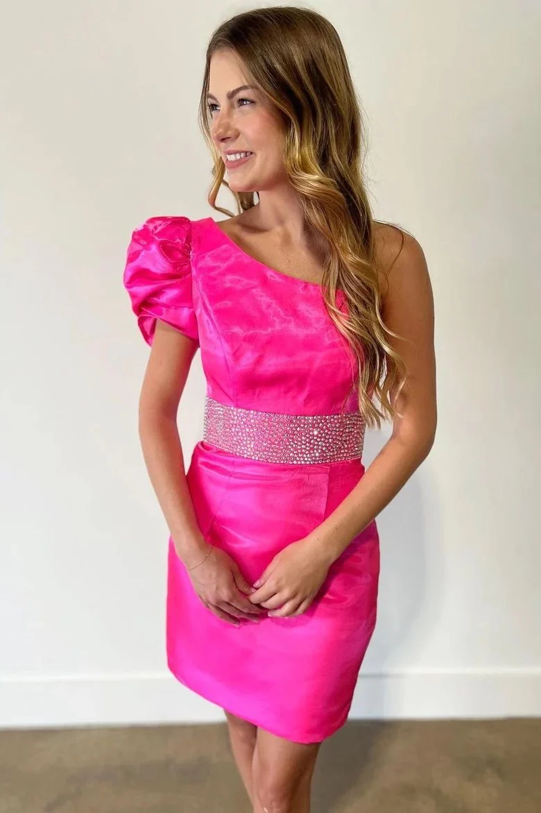 Robe de soirée rose vif à une épaule avec taille perlée
